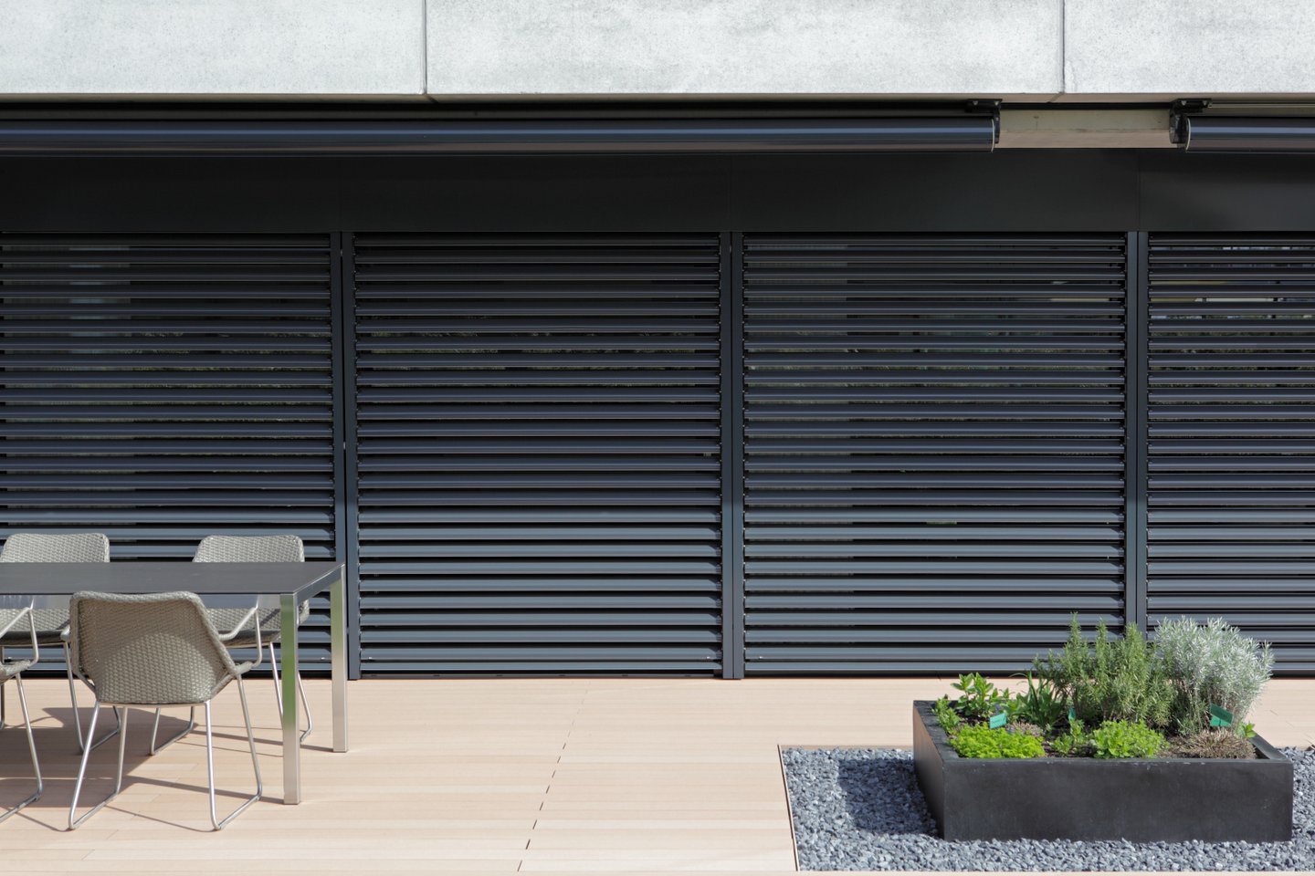 Ein Sonnen- und Wetterschutz mit dem höchsten Energiestandard der Schweiz