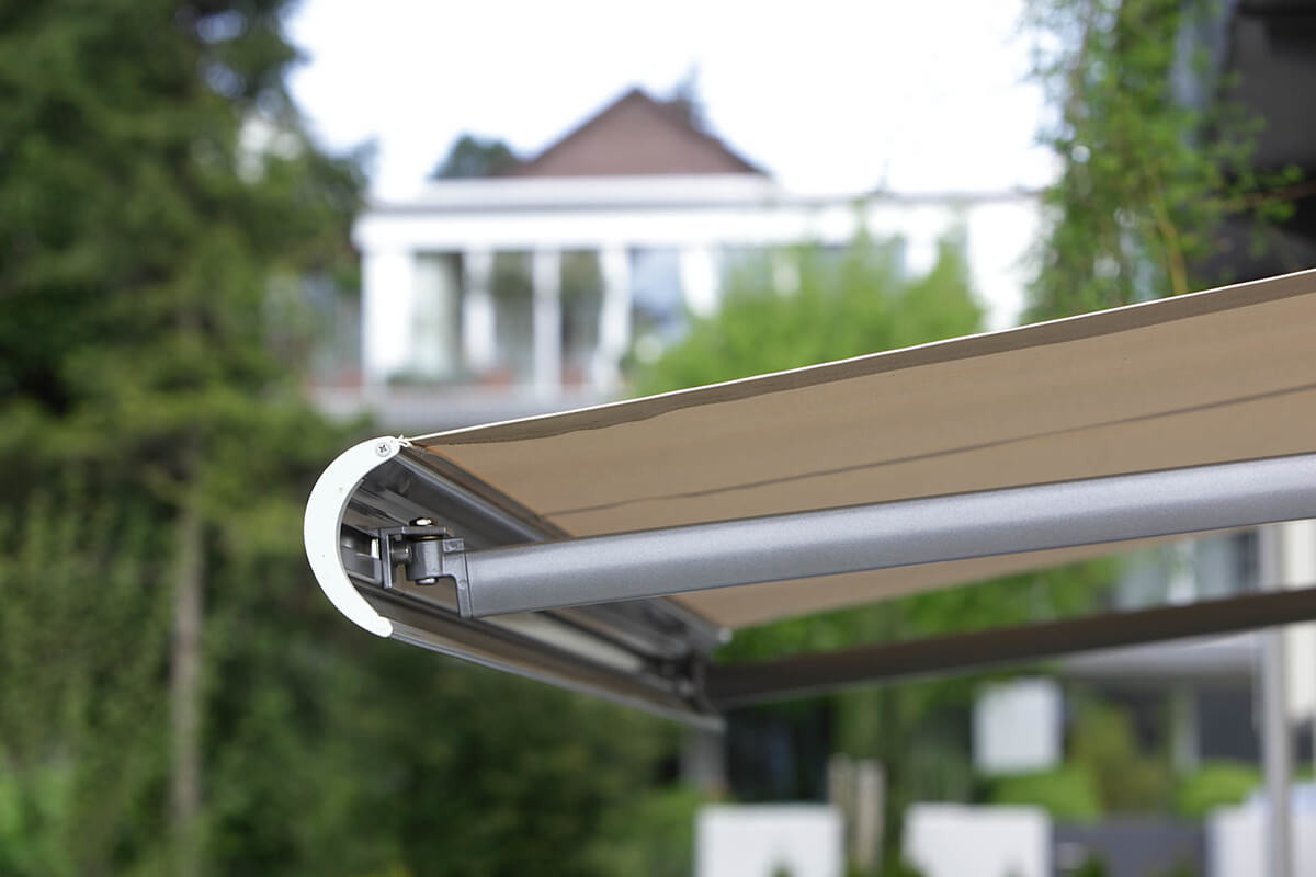 Pflege und Reinigung von Sonnenstoren-/Markisentüchern